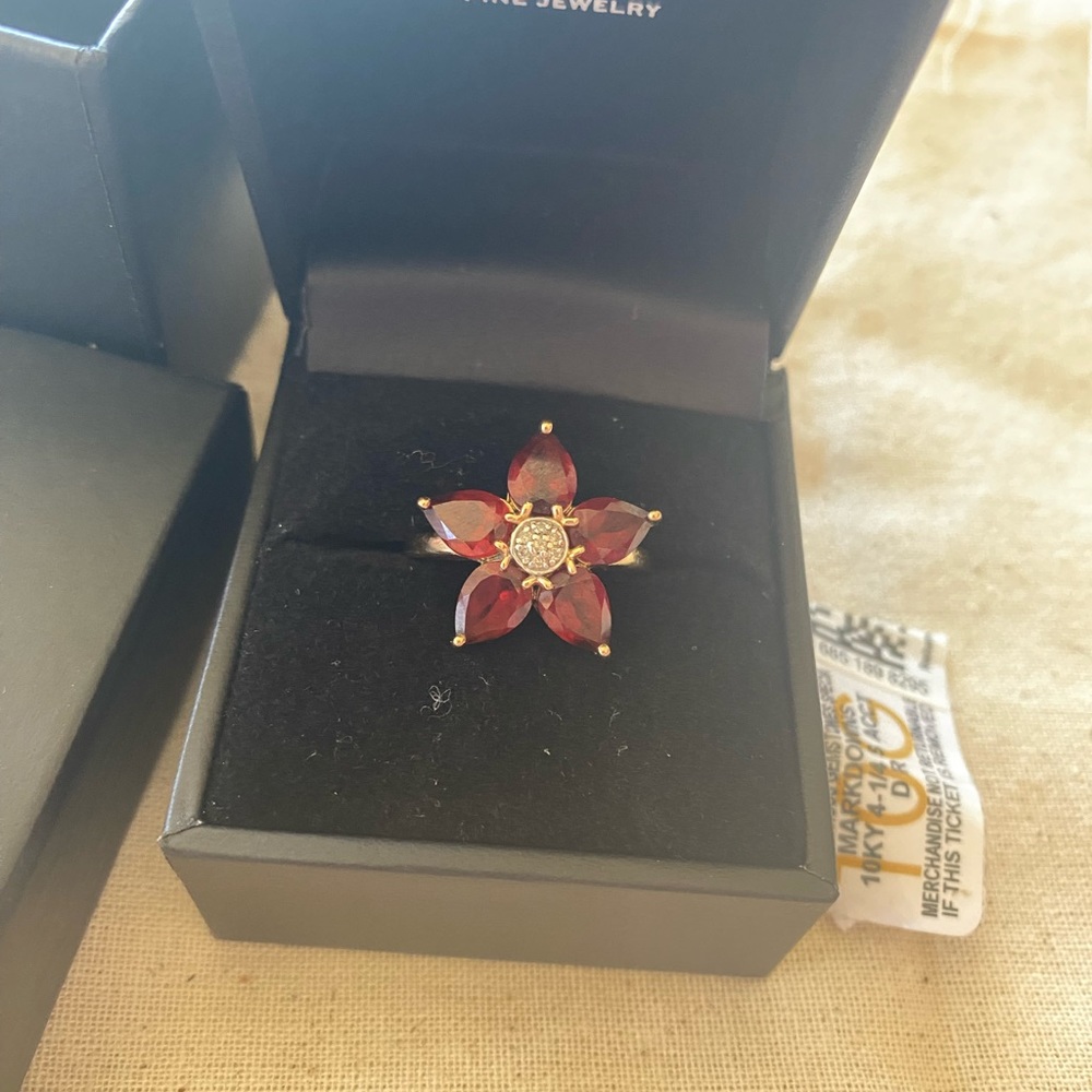 Beautiful garnet and diamond ring 10k gold.